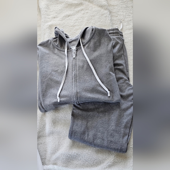 Gently Worn 2Piece - Picture 3 of 5